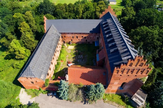 Zamek w Barcianach: tajemnice krzyżackiej historii i architektury Zamek w Barcianach: tajemnice krzyżackiej historii i architektury